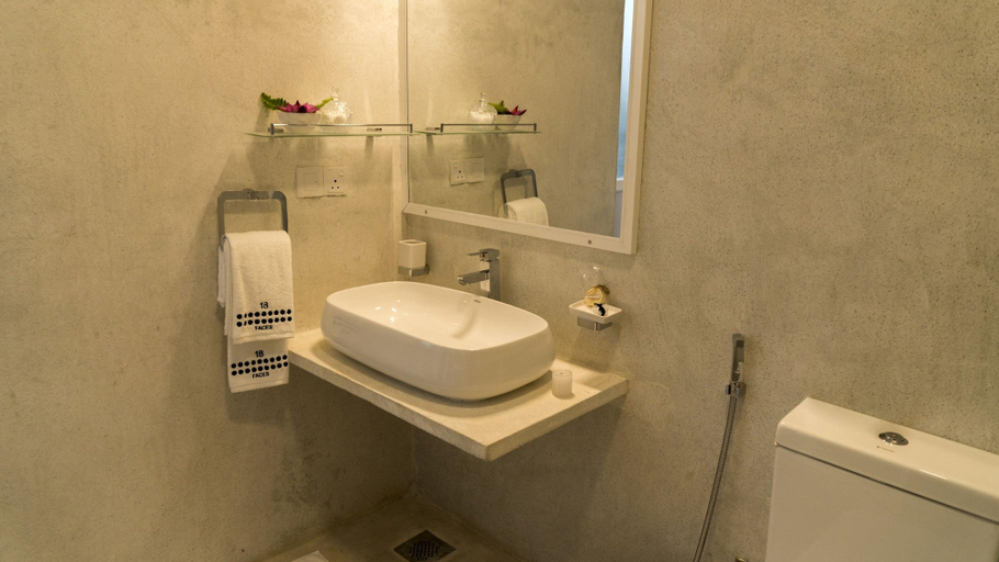 Bathroom 5, 18 Faces, Galle Four Gravets