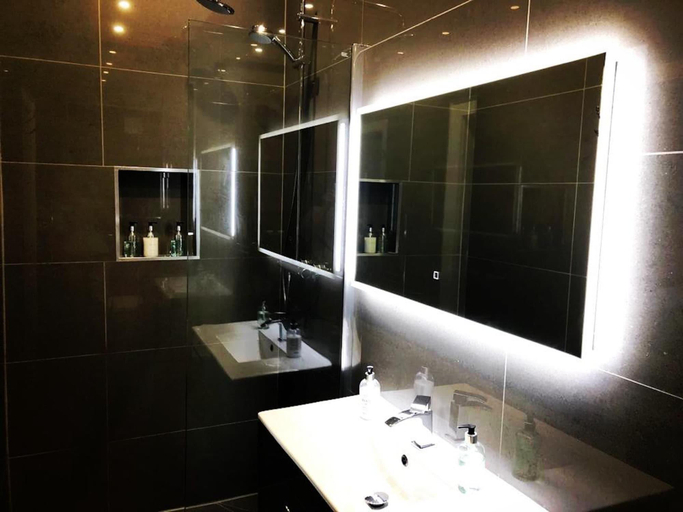 Bathroom 5, Miju Hotel, Edinburgh