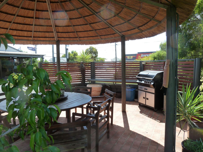 Public Area 2, Mandalay Motel, Roma