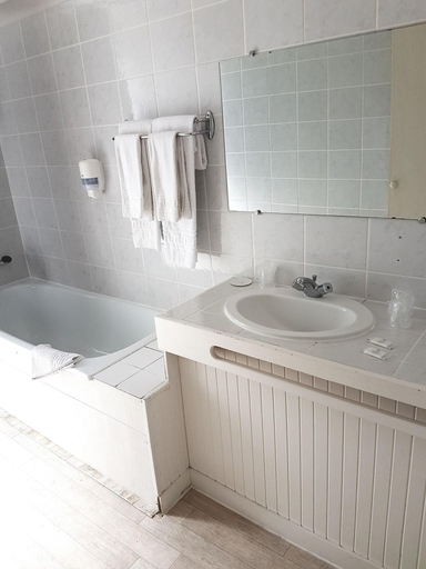 Bathroom 5, Hôtel La Marine, Morbihan