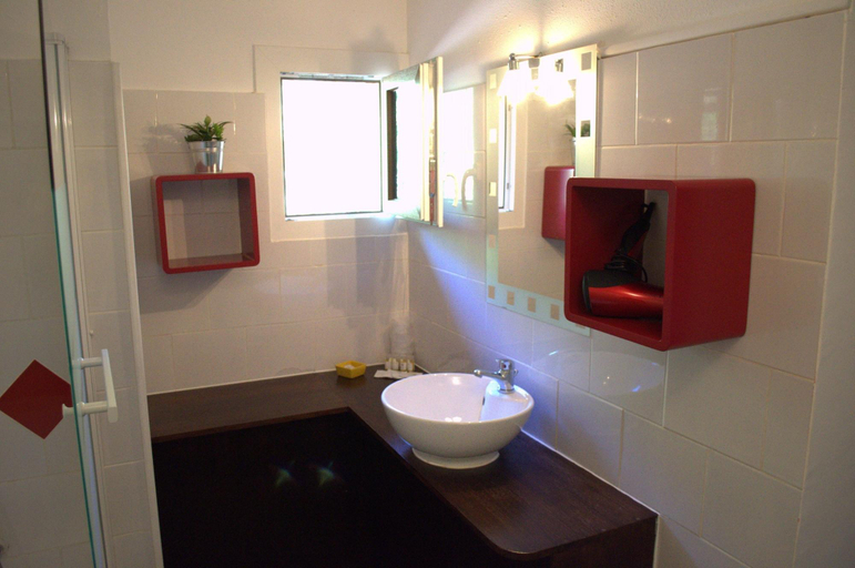 Bathroom 4, HOTEL 3 etoiles NN "LOU CIGALOUN", Var