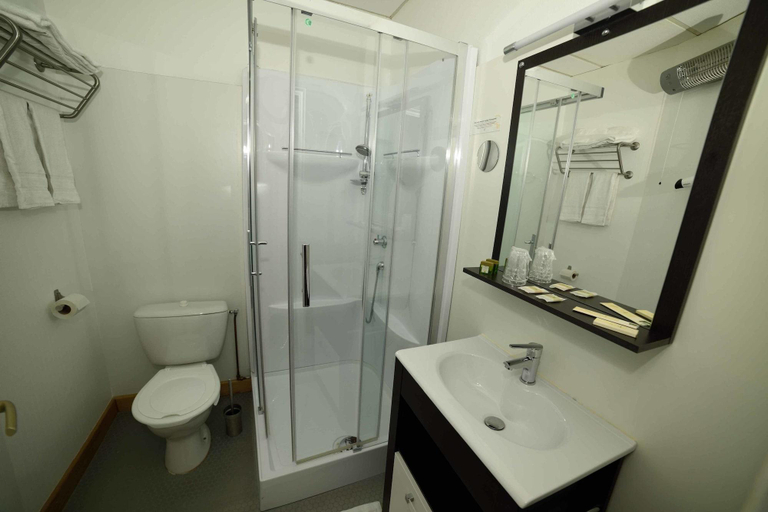 Bathroom 4, Logis Auberge du Colombier, Pas-de-Calais