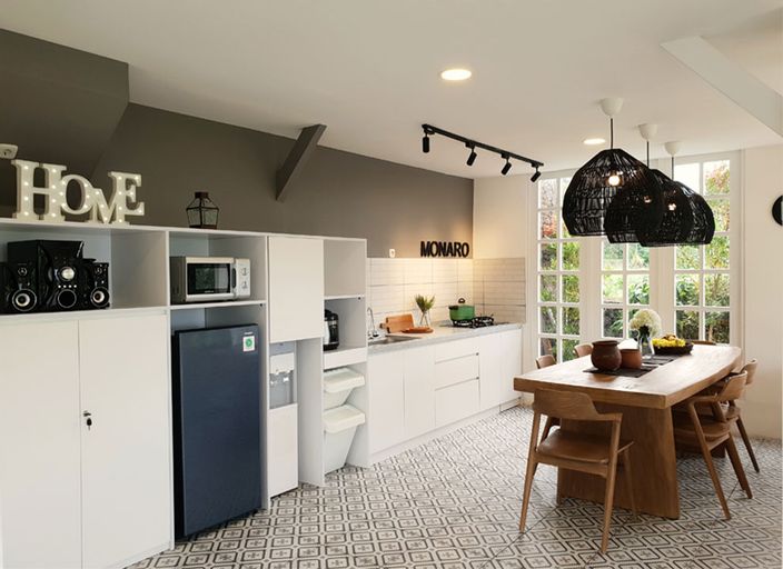 Villa Memory-Modern White open kitchen, Bogor