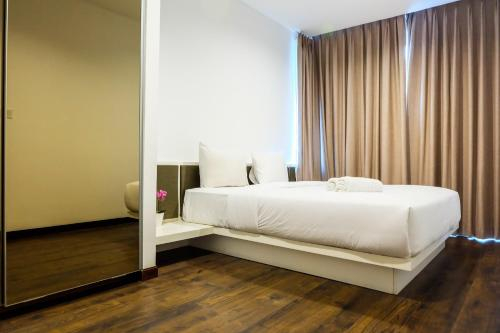 Elegant 1BR Veranda Residence @ Puri Apartment by Travelio, West Jakarta