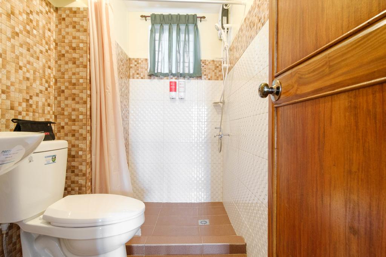 Bathroom 4, RedDoorz Plus near Johnson and Johnson Paranaque, ParaƱaque