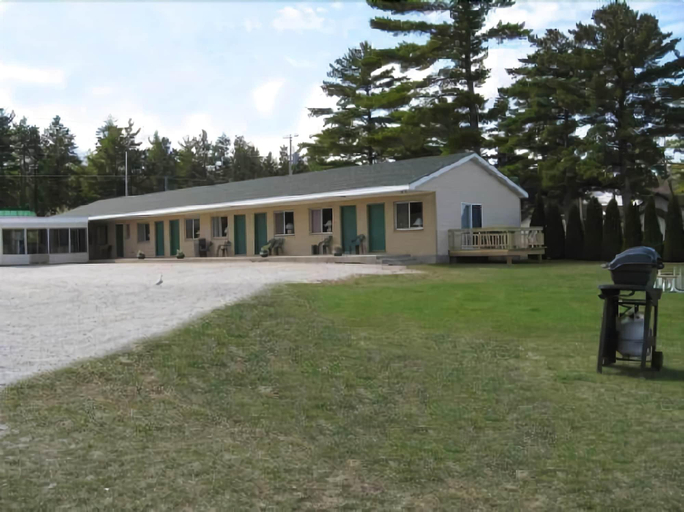 Exterior & Views 2, Northwinds Motel, Cheboygan
