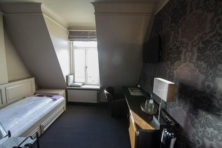 Bedroom 2, Strandhotel Blankenese, Hamburg