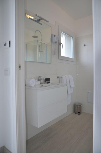 Bathroom 4, Crystal Bed And Breakfast, Novara