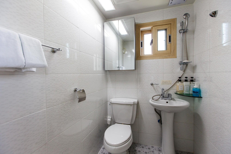 Bathroom 5, B&S Pension, Seogwipo