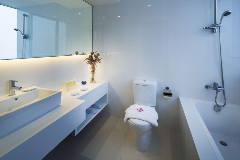 Bathroom 4, Park Avenue Clemenceau, Singapore