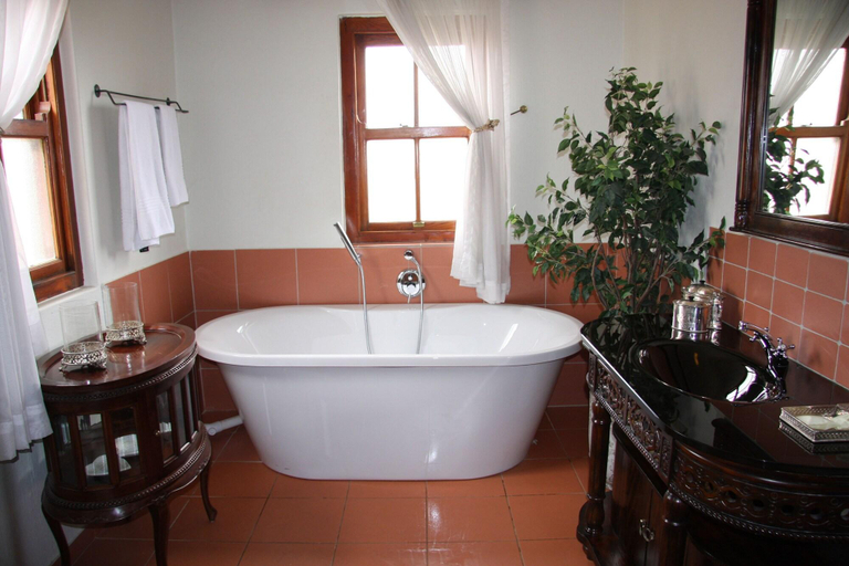 Bathroom 5, Hole In One Boutique Hotel, City of Johannesburg