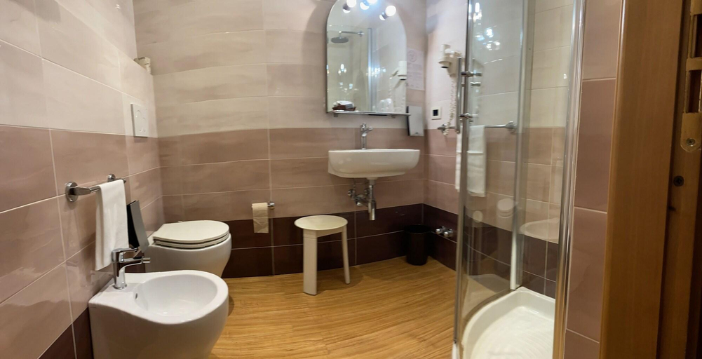 Bathroom 4, Hotel Kristina, Imperia