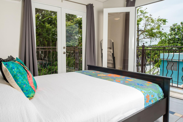 Bedroom 5, Qué Chévere