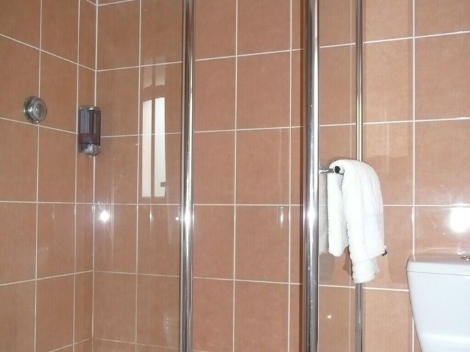 Bathroom 5, The Bear Inn And Burwash Motel, East Sussex