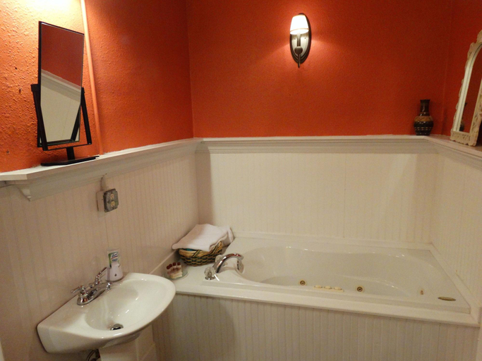 Bathroom 5, Davie School Inn, Union