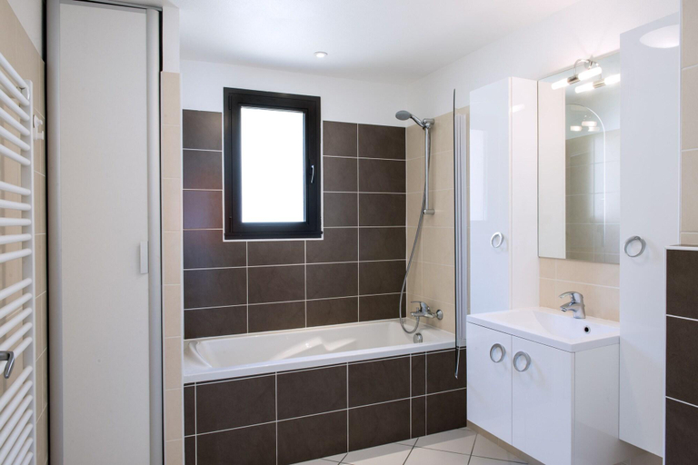 Bathroom 4, Le Clos de l'Ecrin du Lac, Hautes-Alpes