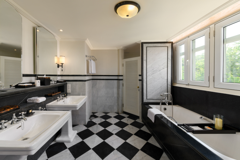 Eastern & Oriental Hotel - Bathroom