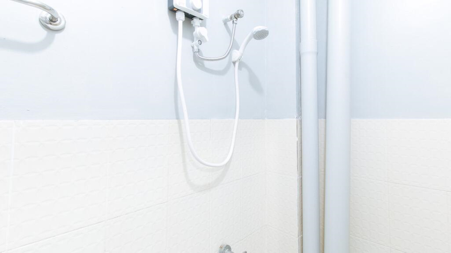 Bathroom 5, Reddoorz near Pasay Rotonda, Pasay City