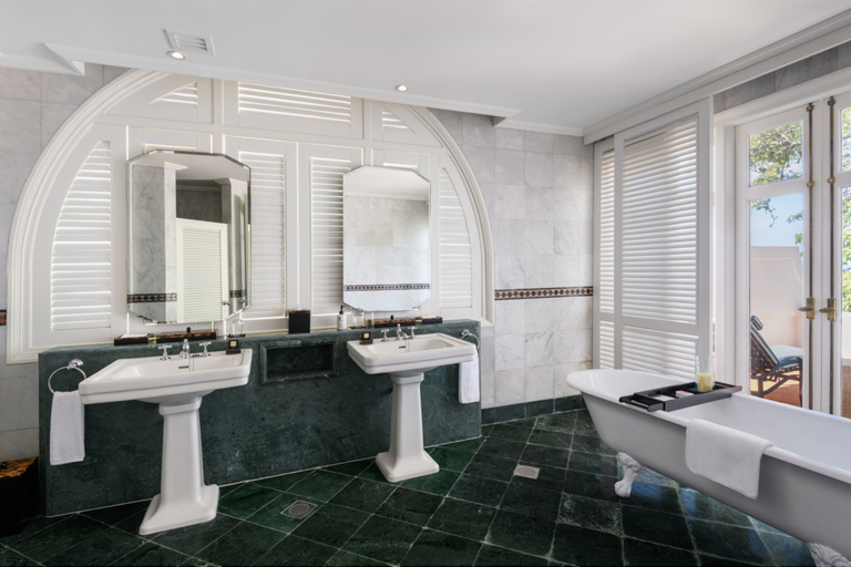 Eastern & Oriental Hotel - Bathroom