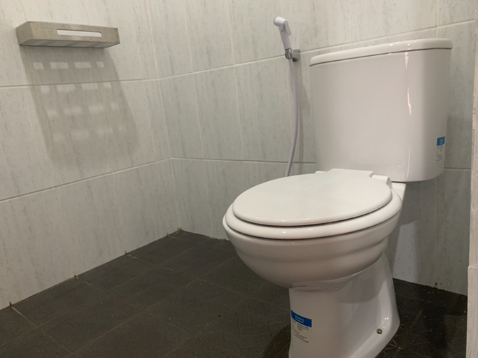 Bathroom 4, RedDoorz near Alun Alun Purbalingga, Purbalingga