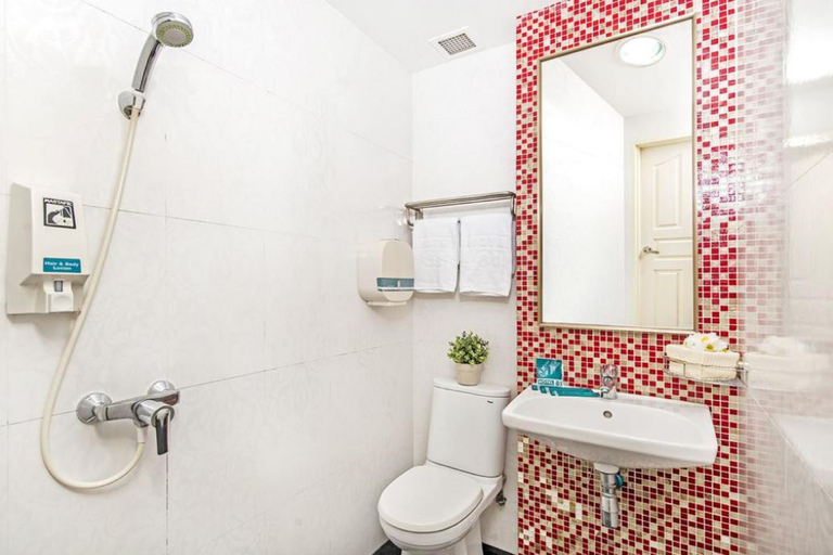 Bathroom 5, Hotel 81 Kovan, Singapore