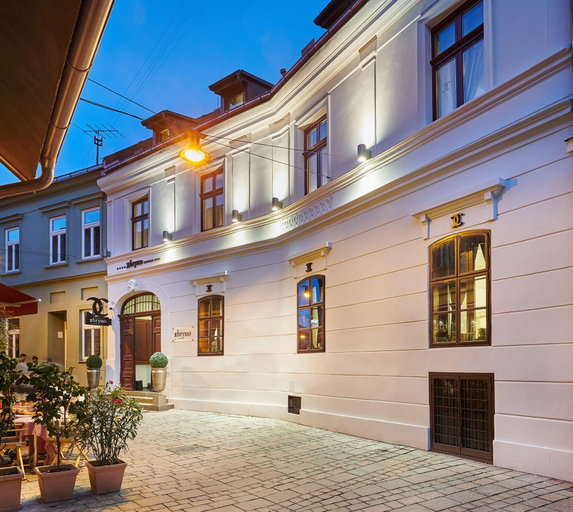 Exterior & Views