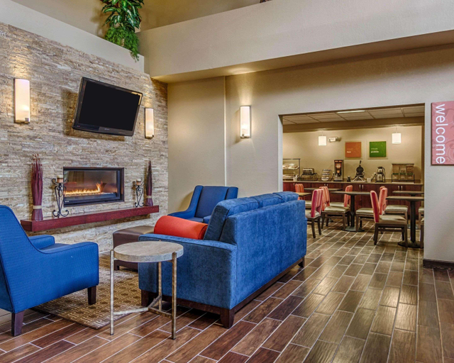 Public Area 2, Comfort Inn & Suites Grafton-Cedarburg, Ozaukee