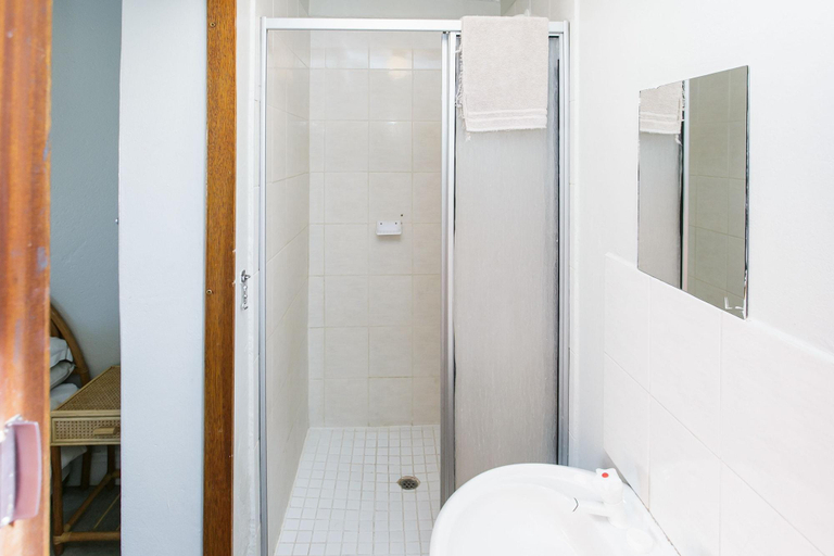 Bathroom 4, Wagona Wheela Countrya Lodge, Central Karoo