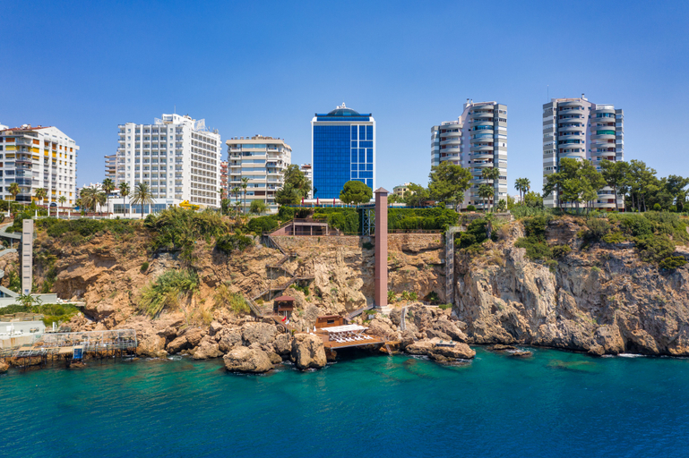 Exterior & Views