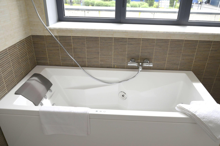 Bathroom 5, Le Grand Hotel, Nord