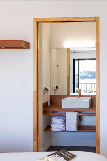 Bathroom 4, Hôtel du Port Locquirec, Finistère