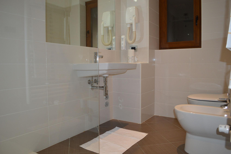 Bathroom 4, Canadian Hotel, L'Aquila