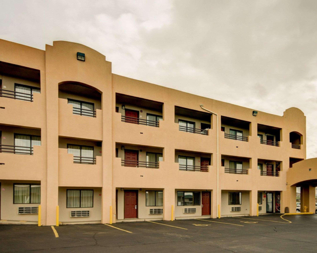 Exterior & Views 1, Econo Lodge East Suburbs, Bernalillo