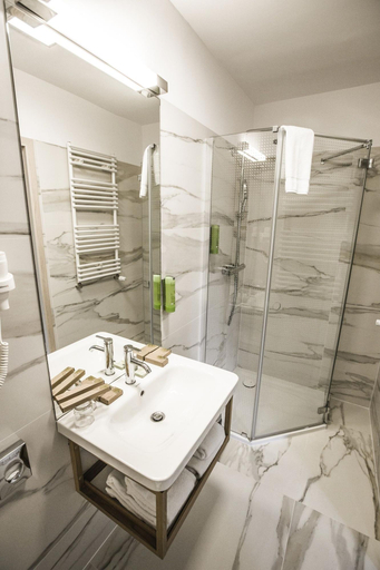 Bathroom 5, The Sun by Lubicz, Słupsk