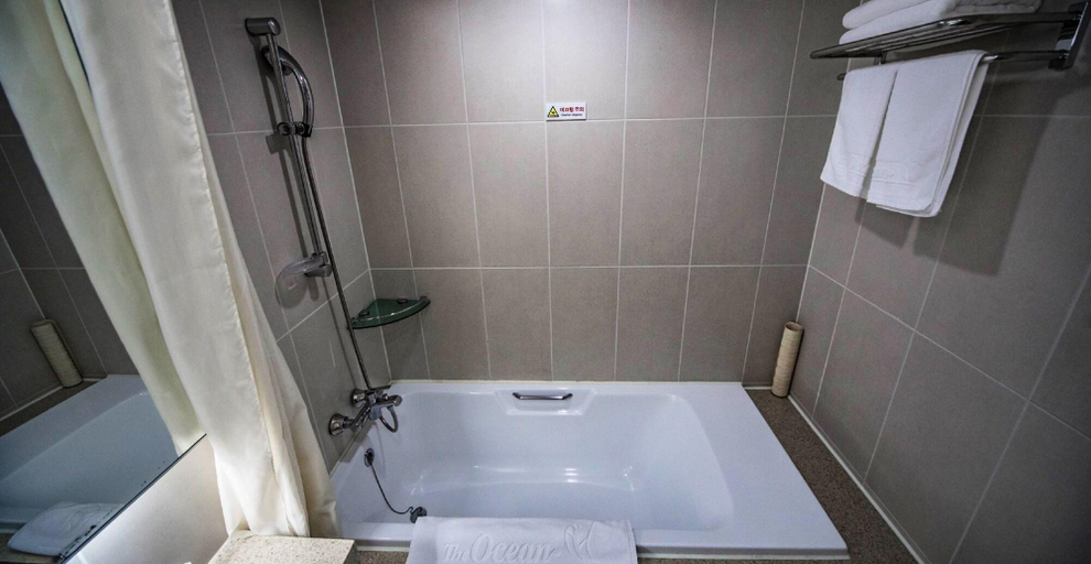 Bathroom 4, The Ocean Resort, Yeosu