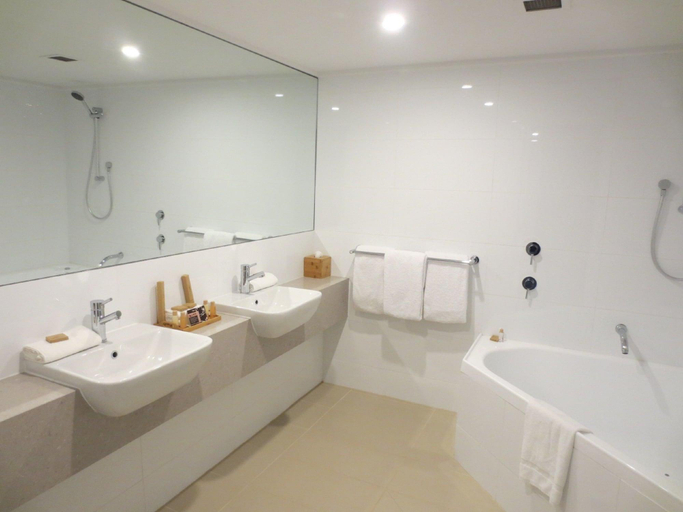 Bathroom 5, Dingley Hotel, Melbourne