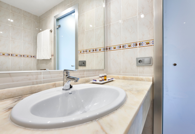 Bathroom 4, Globales Torrenova Adults Only +16, Baleares