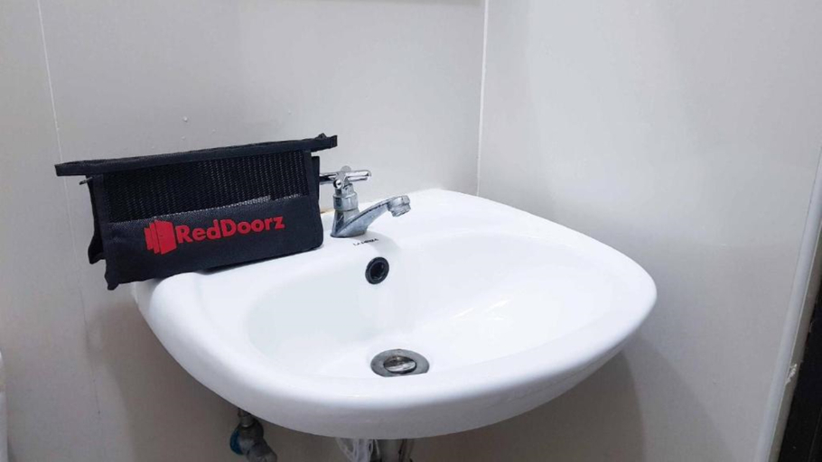 Bathroom 5, RedDoorz @ VP Inting Street, Tagbilaran City
