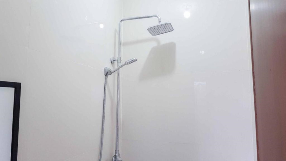 Bathroom 3, RedDoorz @ VP Inting Street, Tagbilaran City