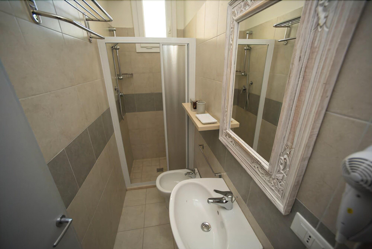 Bathroom 4, Hotel Ermeti B&B and Brunch, Rimini