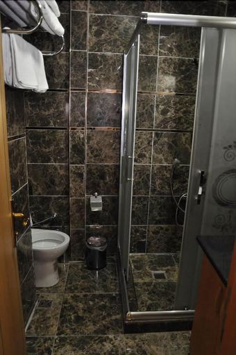 Bathroom 5, Grand Papirus Hotel, Beyoğlu