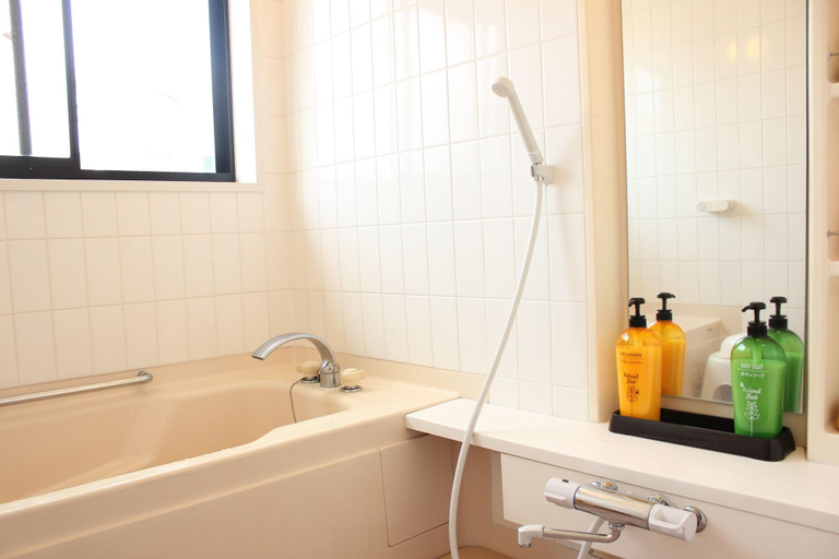 Bathroom 5, Okinawa Minshuku Kariyushi, Shirahama