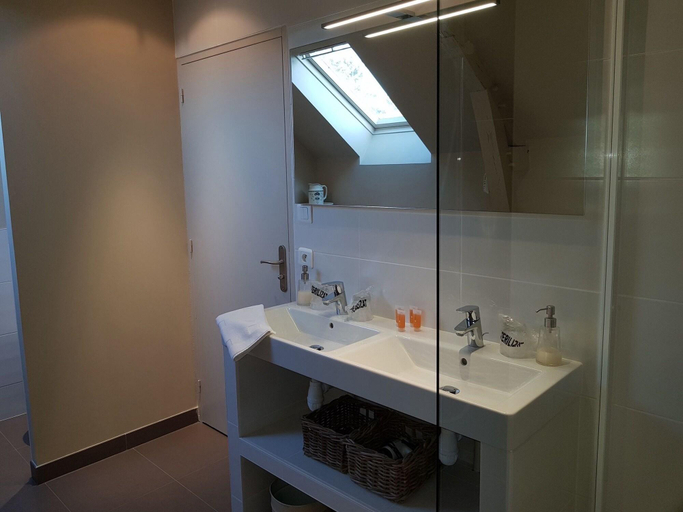 Bathroom 4, La Peuterne, Ille-et-Vilaine