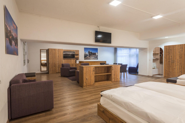 Public Area 2, Zermatt Budget Rooms, Visp