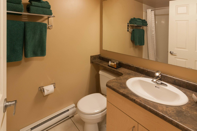 Bathroom 4, Rusty's BCMInns Fort McMurray, Division No. 16