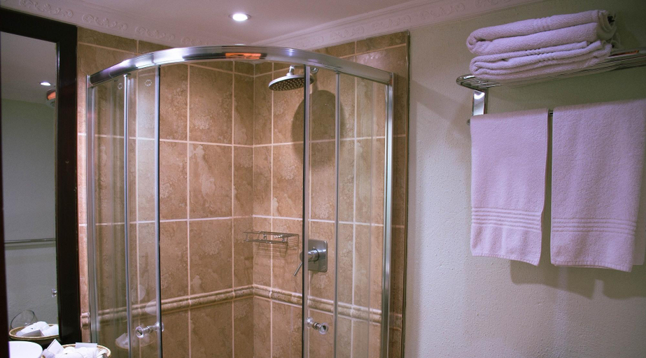 Bathroom 4, Zawadi House, Arusha