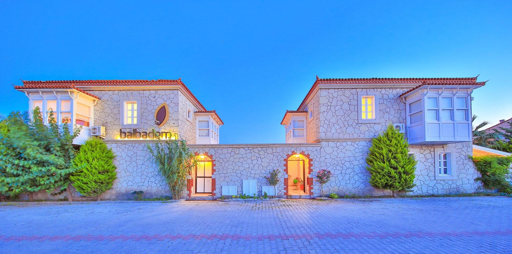 Exterior & Views
