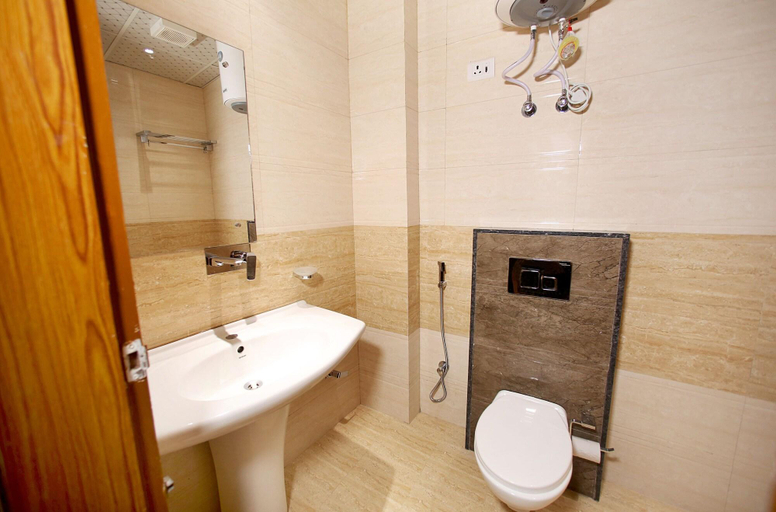 Bathroom 4, Hotel Smart Inn Near Delhi Airport , Delhi