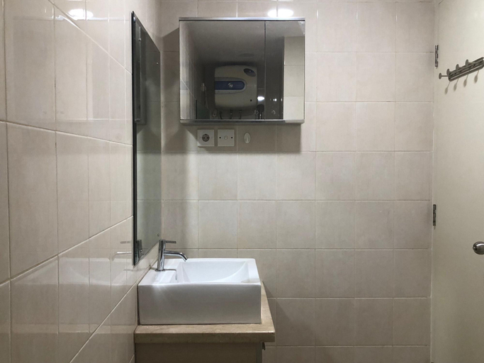 Bathroom, Sudirman Park Apartment by Merry, Central Jakarta