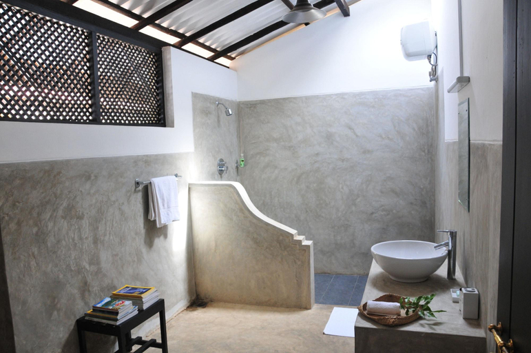 Bathroom 4, Waters Edge Bungalow, N. Palatha Central